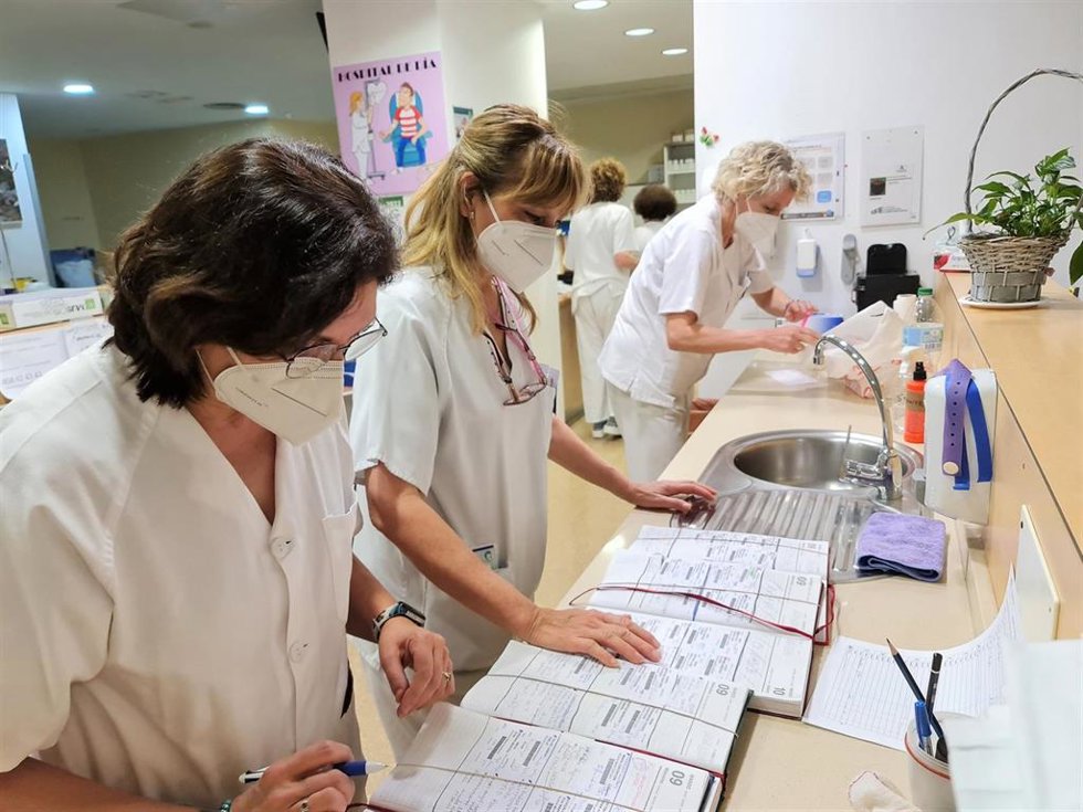 Archivo - Trabajadores de la sanidad pública andaluza