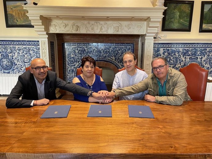 La lcaldesa, Clara Luquero; el presidente de la asociación Comerzio José Zorrilla (3I), Roberto Manso; el concejal de Tráfico,  Jesús Sanz; y el miembro de la directiva de la asociación, Juan Luis Misis.