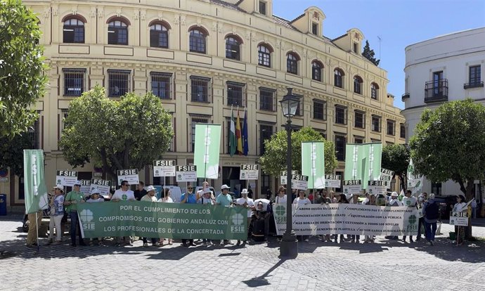 Trabajadores de la concertada protestan en Sevilla contra los "incumplimientos" de la Junta