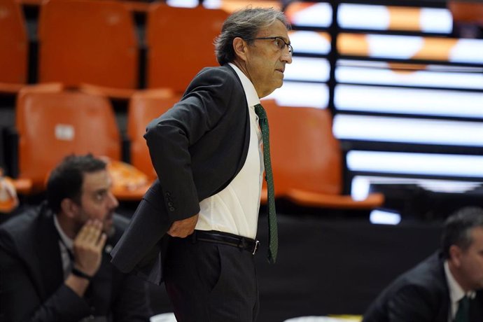 Archivo - El entrenador español de baloncesto Luis Casimiro  