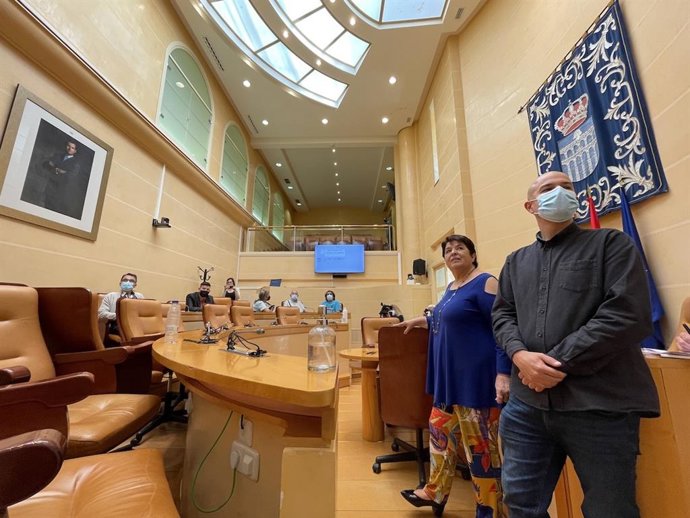 La alcaldesa, Clara Luquero, y el concejal de Medio Ambiente, Ángel Galindo, durante el sorteo de los huertos de ocio.