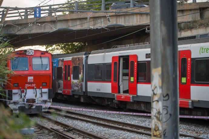 Los dos trenes accidentados en la estación de Ferrocarrils de la Generalitat (FGC) de Sant Boi de Llobregat (Barcelona)