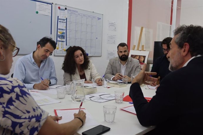 Reunión de representantes de la coalición 'Por Andalucía' y Save the Children.