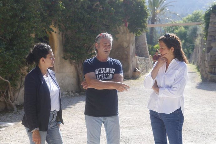 La presidenta del Consell de Mallorca, Catalina Cladera, y la consellera insular de Territorio, Maria Antnia Garcías, en una visita a Estellencs.