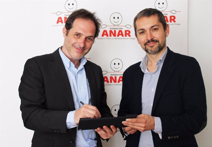 El director general de la Fundación ANAR, Arturo Cavanna, y el responsable del Departamento de Educación de Samsung España, Diego Granja.