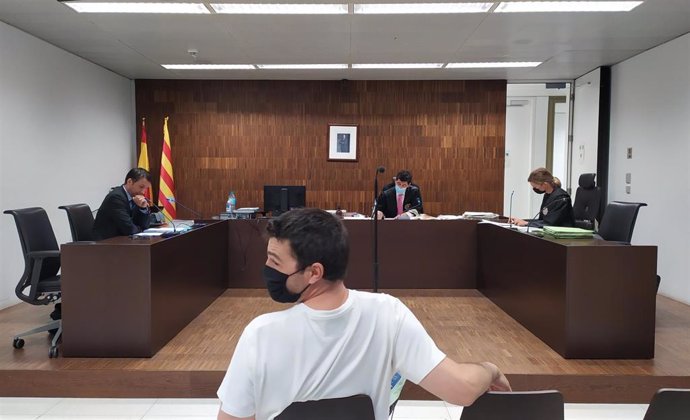 El 'estafador del amor', Albert Cavallé, en el juicio por presuntamente revender un ordenador portátil a sabiendas de que era robado. El 17 de mayo de 2022.