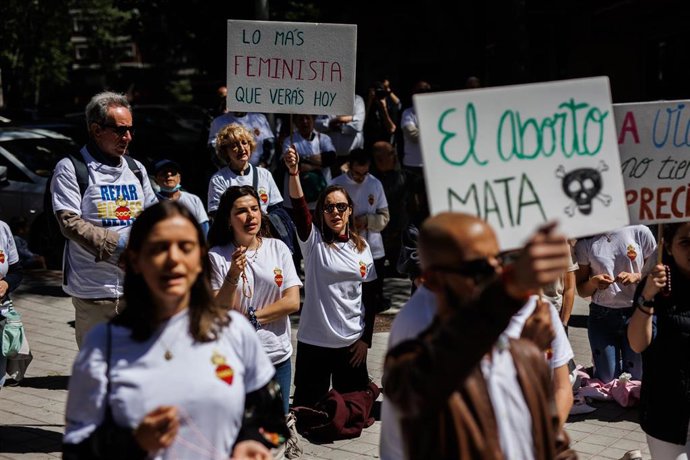 Varias personas, con pancartas, durante una marcha antiabortista desde Plaza de Cuzco hasta la clínica Dator, a 7 de mayo de 2022, en Madrid (España). 