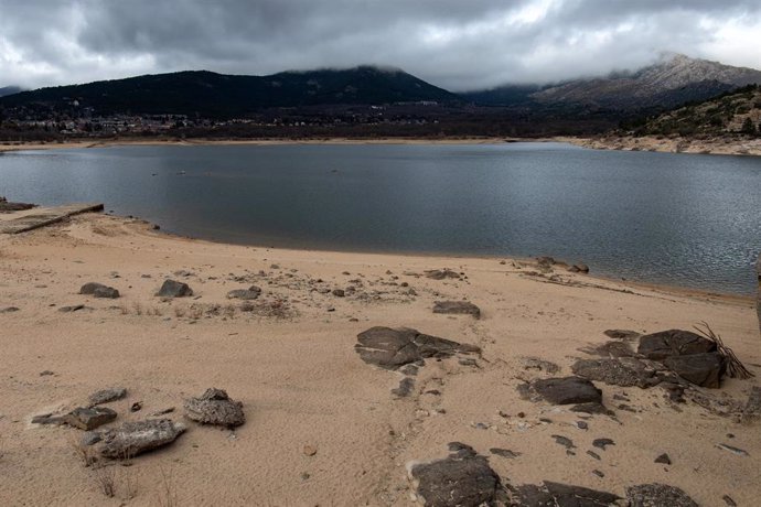 Archivo - El embalse de Navacerrada, a 16 de febrero de 2022, en Madrid (España). Debido a la situación de anticiclón en España, la Comunidad de Madrid se encuentra en una media del 56,5% de capacidad en sus embalses, siendo el de Navacerrada el más baj