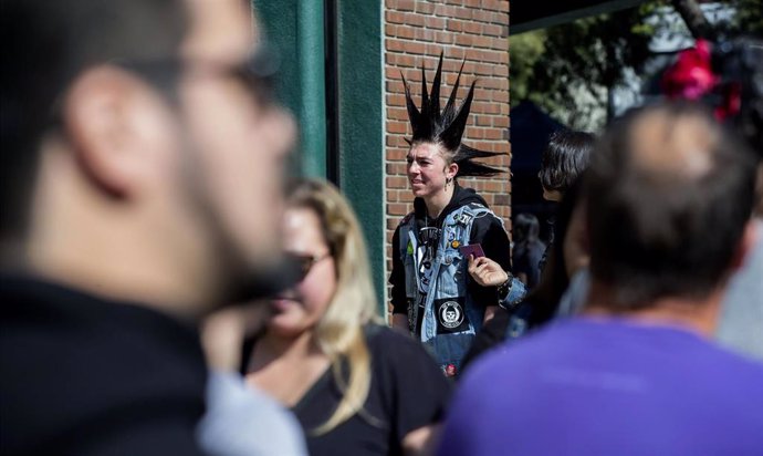 Archivo -  A man with spiked hair cut takes part in the 2020 IE Punk Flea. Photo: Terry Pierson/Orange County Register via ZUMA/dpa