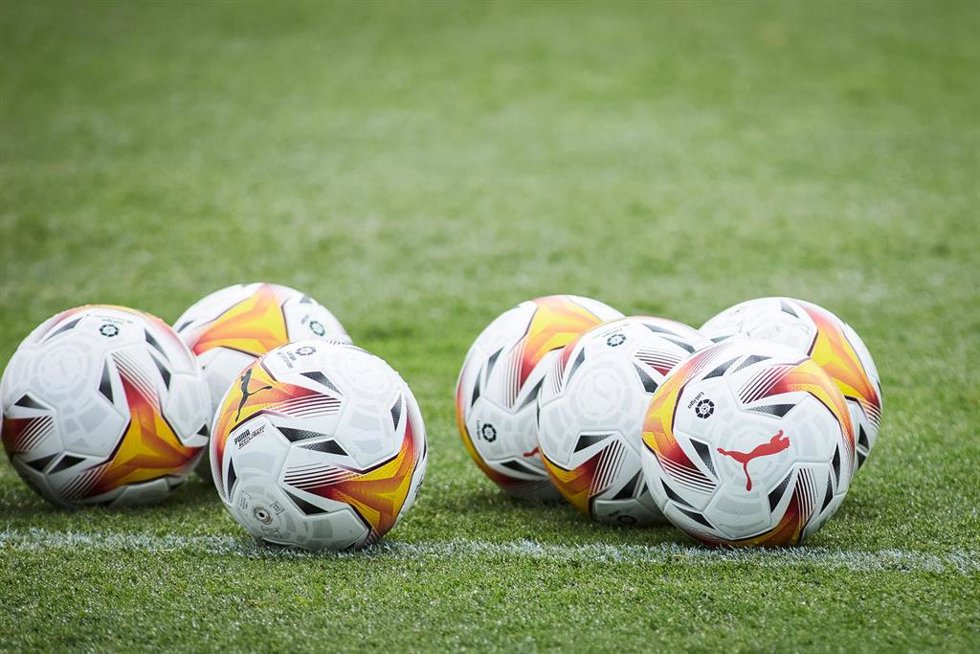 Archivo - Balones de LaLiga Santander, durante un enternamiento del Real Betis. 