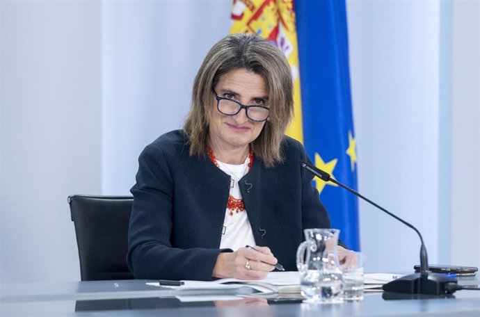 La vicepresidenta tercera y ministra para la Transición Ecológica y el Reto Demográfico, Teresa Ribera, comparece en una rueda de prensa posterior al Consejo de Ministros Extraordinario, en La Moncloa, a 13 de mayo de 2022, en Madrid (España). Durante l