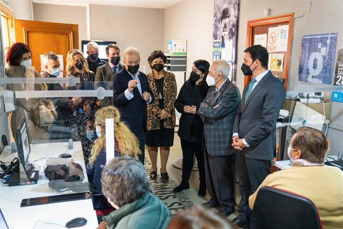 Archivo - Imagen de archivo de la visita al Centro Guadalinfo de Chercos con el periodista Manuel Campo Vidal