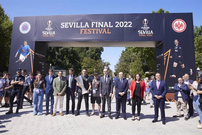 El alcalde de Sevilla, Antonio Muñoz, ha presentado las actividades organizadas en la Plaza de España y en el resto de la ciudad con motivo de la final de la UEFA en Sevilla. 