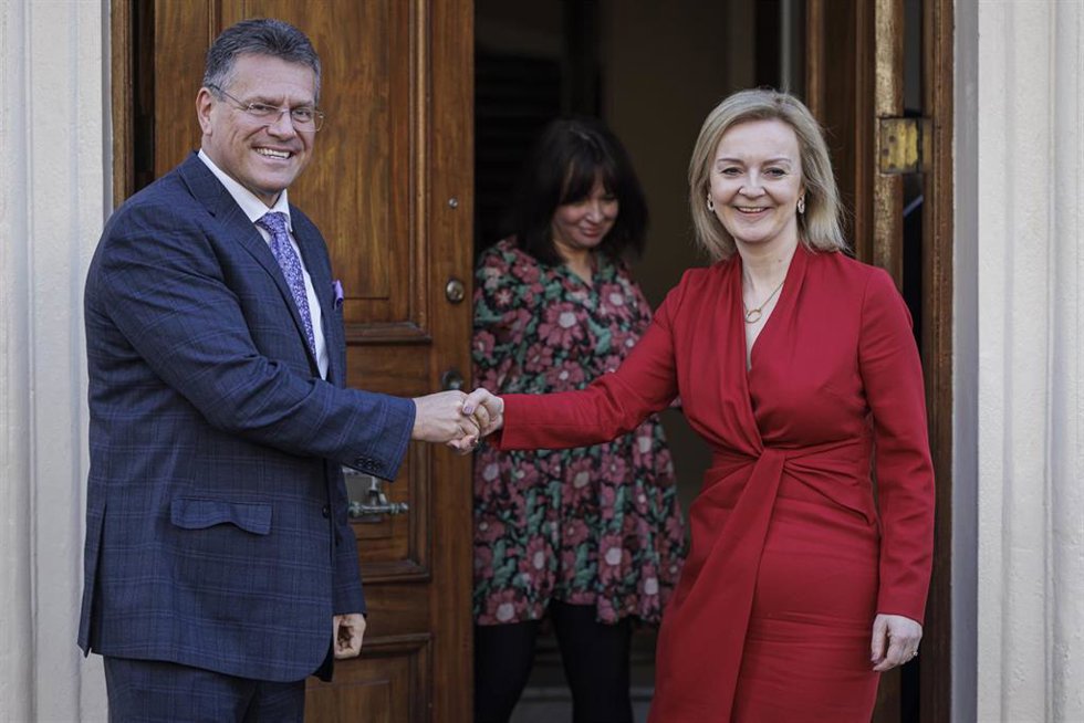 Archivo - La ministra de Exteriores británica, Liz Truss, junto al vicepresidente de la Comisión Europea encargado de supervisar las relaciones con Reino Unido, Maros Sefcovic.