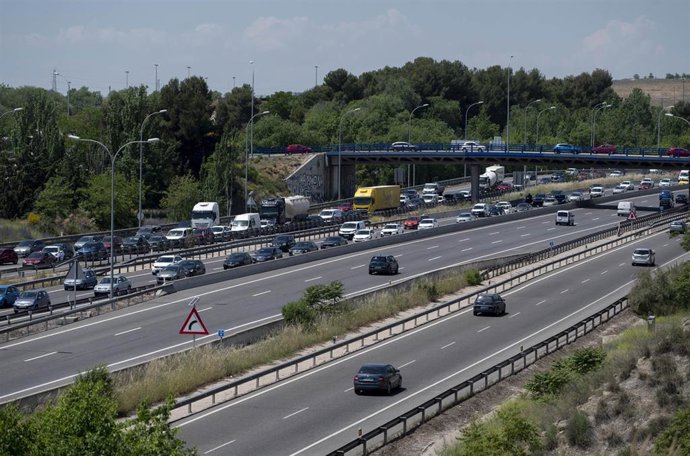 Atasco en la A-3, durante la operación salida del puente de San Isidro, a 13 de mayo de 2022, en Madrid (España). La Dirección General de Tráfico (DGT) prevé un total de 993.000 desplazamientos entre este viernes, 13 de mayo y el lunes, 16 de mayo, con 