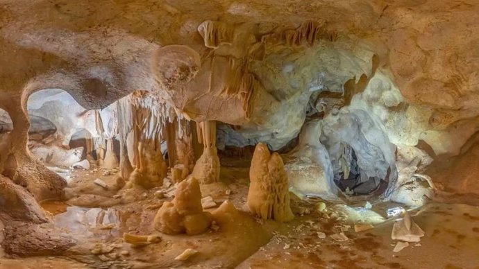 Archivo - Cueva descubierta en la zona de La Araña de Málaga capital, denominada por los vecinos Maravilla Blanca.