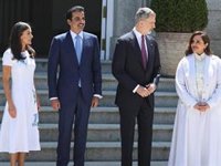 Los Reyes Felipe y Letizia, complicidad y sonrisas en su almuerzo con el Emir y la Jequesa de Catar
