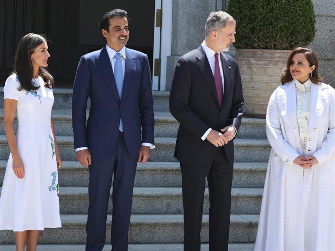 Los Reyes, el Emir de Catar y la Jequesa Jahawer, posando sonrientes antes de su almuerzo privado en el Palacio de la Zarzuela