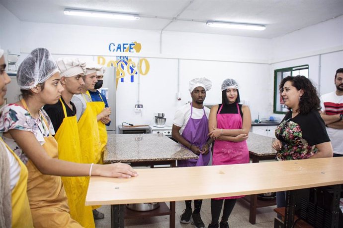 La consejera de Empleo del Cabildo de Tenerife, Carmen Luz Baso, visita un programa del proyecto 'Barrios por el Empleo'
