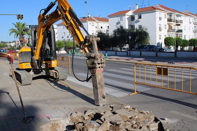 Más aparcamientos y mejoras en el acerado en la avenida Europa de Gines (Sevilla) con fondos del Contigo