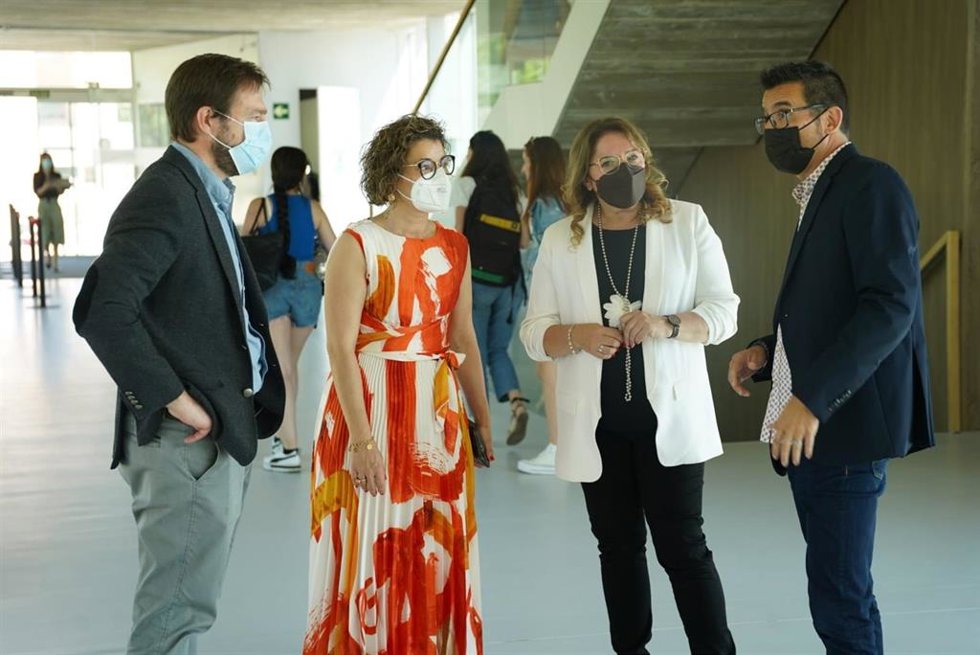 La delegada del Gobierno en Aragón, Rosa María Serrano, ha visitado la USJ