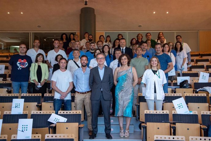 El Hospital Universitario Son Espases fideliza 142 celadores que han obtenido una plaza fija.