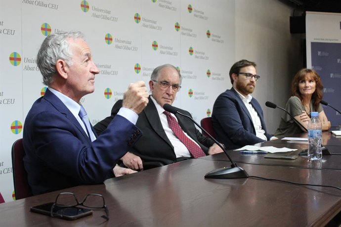 Els economistes Joan Tugores, Juan Corona i María Blanco durant la trobada