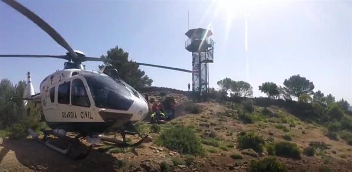El helicóptero de la Guardia Civil que acudió al rescate de la mujer.