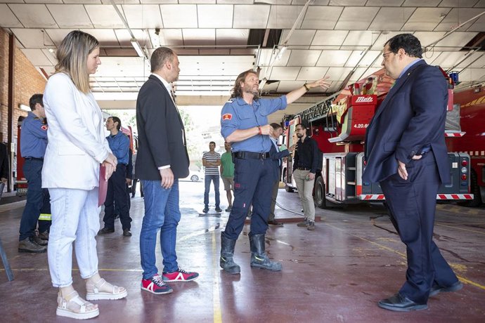 El conseller d'Interior, Joan Ignasi Elena, l'alcalde de Terrassa, Jordi Ballart, i la regidora de Seguretat, Patrícia Reche, durant la visita