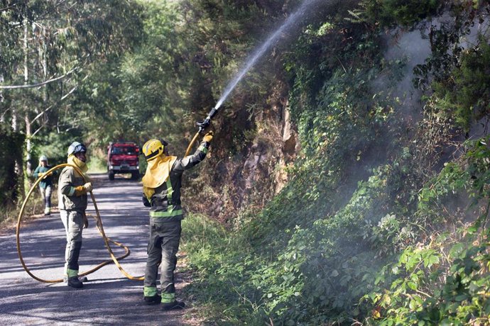 Archivo - Dos bomberos en un incendio forestal en la parroquia de Cubilledo, en el municipio de Baleira, comarca de A Fonsagrada, a 18 de agosto de 2021, en Lugo, Galicia (España). Según la Conselleria de Medio Rural, el incendio ha calcinado cinco hect