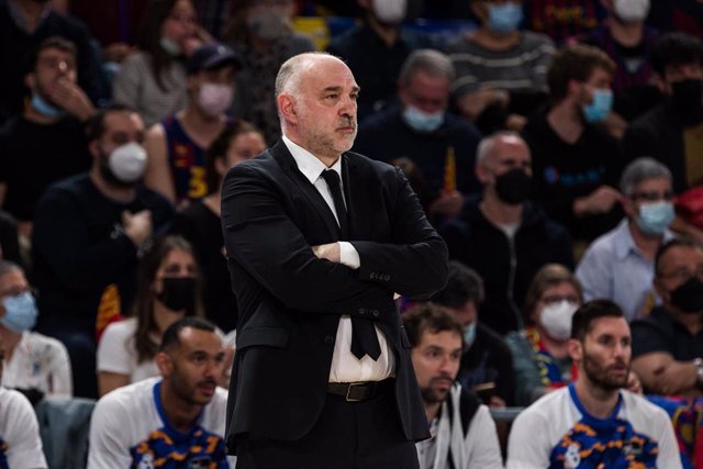 Archivo - El entrenador del Real Madrid, Pablo Laso, durante el partido ante el Barça en el Palau Blaugrana de la Liga Endesa 2021-2022.