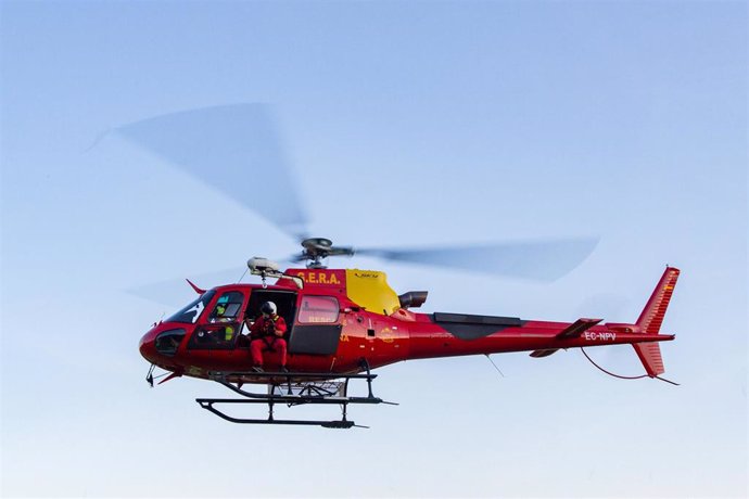 Un helicóptero realiza una exhibición de rescate de altura del Grupo Especial de Rescate en Altura (GERA) 