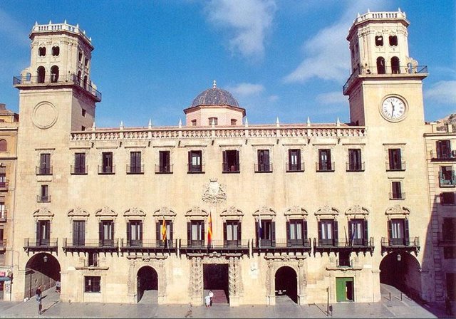 Archivo - Fachada del Ayuntamiento de Alicante
