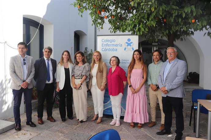 Botella (4 izda.), junto a responsables del Colegio de Enfermería de Córdoba, antes de participar en el desayuno informativo.