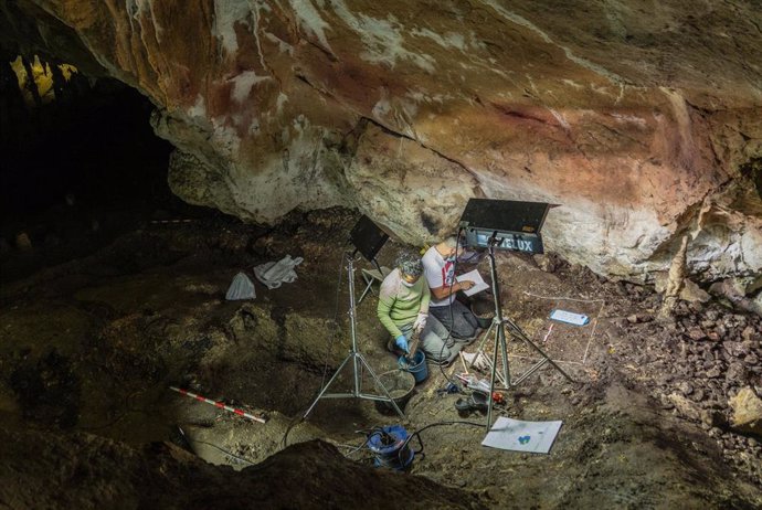 Archivo - Investigación arqueológica en la cueva de Tito Bustillo (Asturias).