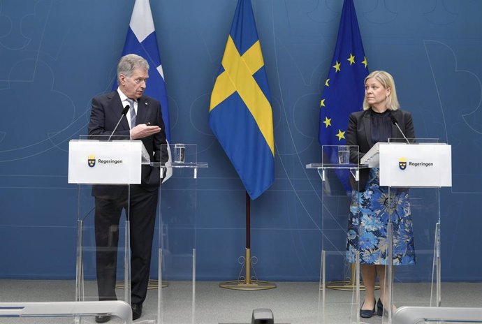 17 May 2022, Sweden, Stockholm: Swedish Prime Minister Magdalena Andersson (R) and Finnish President Sauli Niinisto attend a joint press conference. Niinisto is on a state visit to Sweden to strengthen cooperation and bilateral relations between Finland