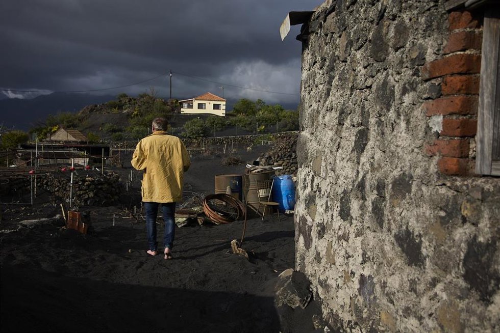 Archivo - El residente de la Palma Manuel, de 66 años, en las inmediaciones de su casa, en Tacande, a 25 de febrero de 2022, en El Paso, La Palma, Canarias (España). 