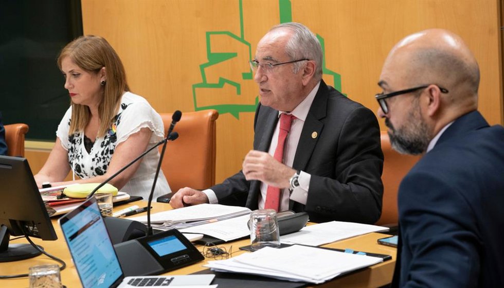Arriola (en el centro de la imagen) comparece ante la Comisión de Transportes