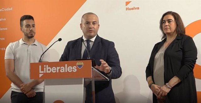 El cabeza de lista de Cs Huelva al Parlamento de Andalucía, Julio Díaz, junto a José Cruz, número 2 de la lista y teniente de alcalde en el Ayuntamiento de Aljaraque, y María José Peña, número 3 y concejal en el Ayuntamiento de Aracena.