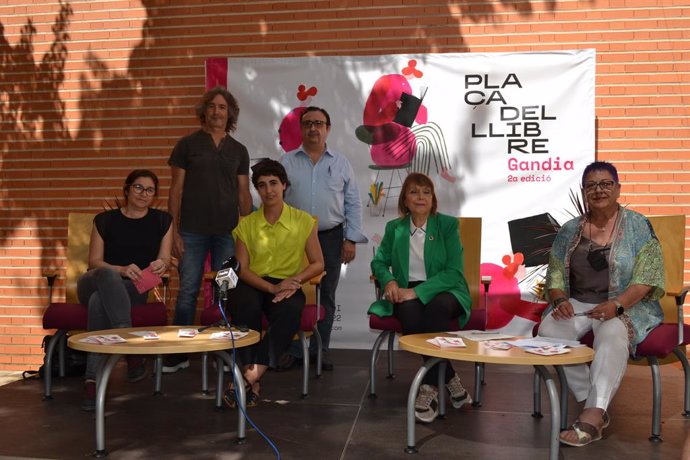 (De Izquierda A Derecha): Josepa Costa, Toni Ordiñana,Teresa Val, Rafael Domínguez, Liduvina Gil I Carmina Prats.
