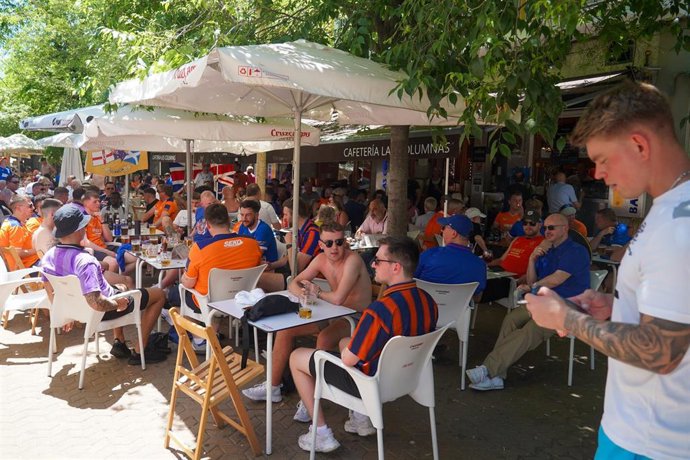 Aficionados del Glasgow Rangers, en una terraza de la Alameda.