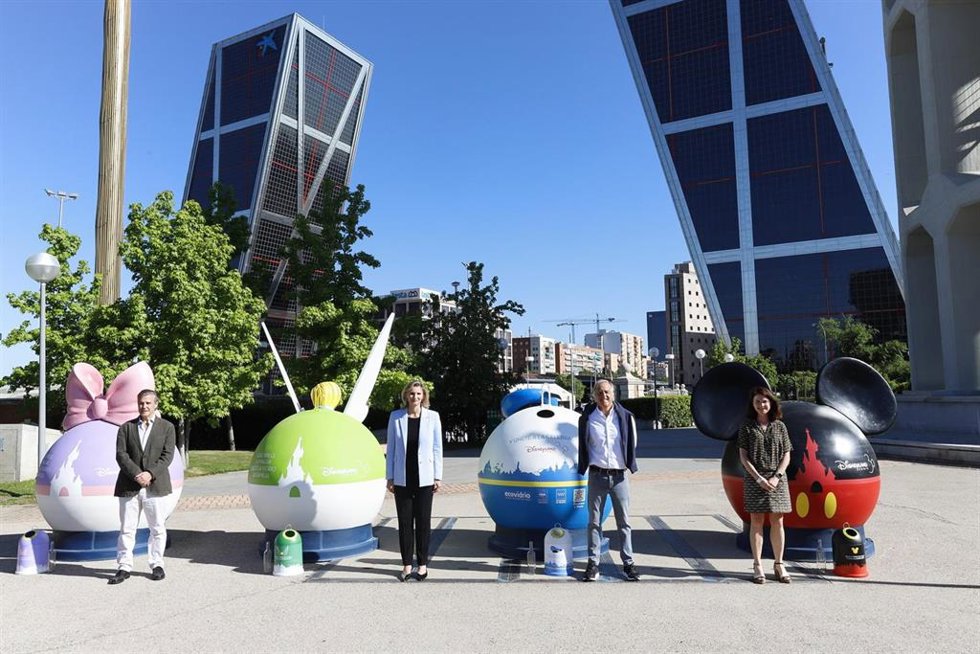Ecovidrio y Disneyland París llenan 31 ciudades españolas de contenedores de vidrio con personajes animados.