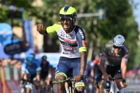 Girmay es más bestia que Van der Poel en Jesi y se estrena en el Giro