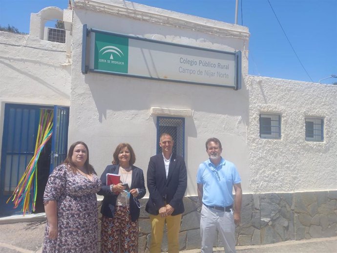 Antonio Jiménez visita el colegio público Campo de Níjar en Almería
