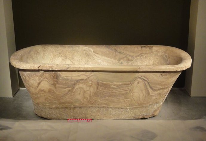 La bañera de calcita y alabastro de Herodes encontrada en la fortaleza de Kypros.