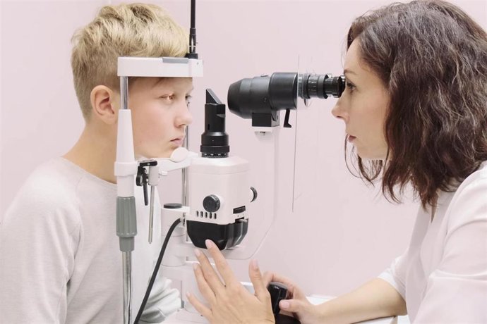 Revisión visual a un adolescente (Foto de recurso).