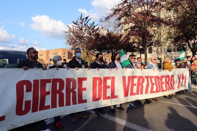 Manifestación por el cierre vertedero de Nerva (Huelva) celebrada ante el Parlamento andaluz.