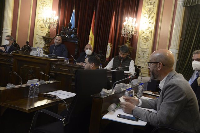 El portavoz municipal de Ciudadanos en Ourense, José Araújo (d), interviene durante un pleno en el Concello de Ourense, a 6 de mayo de 2022