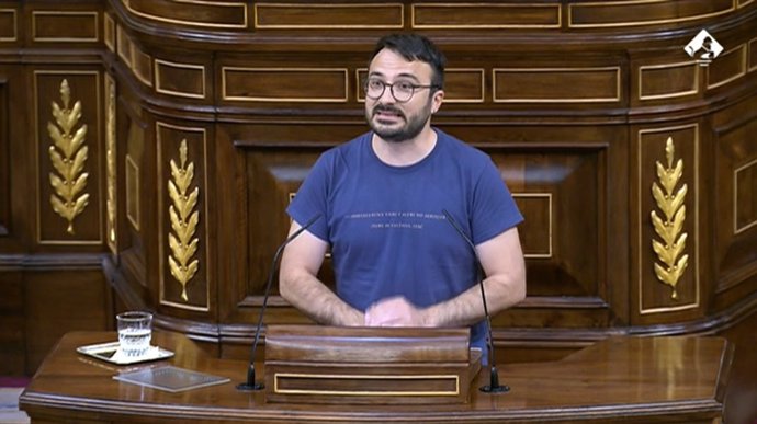 El diputado de la CUP, Albert Botran, durante el Pleno de este martes 17 de mayo de 2022, en el momento en que estaba hablando en catalán