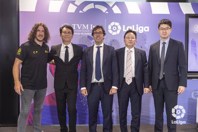 Representantes de LaLiga y TVM, tras la firma del acuerdo para convertirse en patrocinadores oficiales en el Metaverso